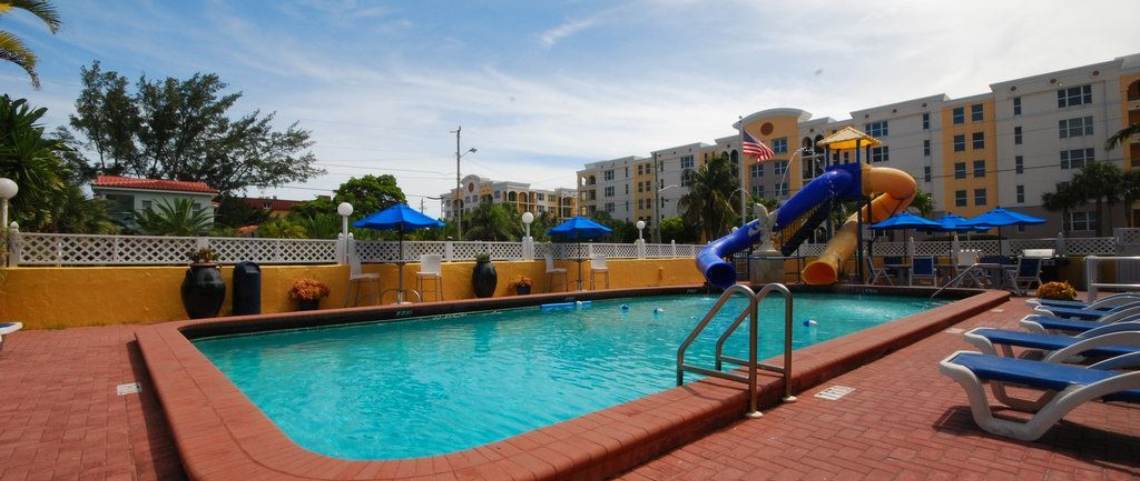showhotel-pool-2.jpg